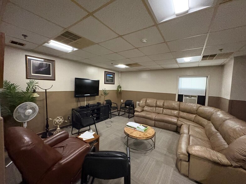 More Photos Of 411 W Division St, Manteno Flex For Sale