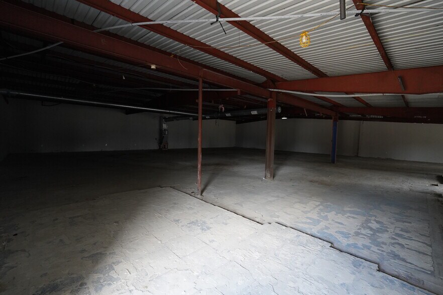 More Photos Of 2455 S 4th St, Beaumont Warehouse For Lease