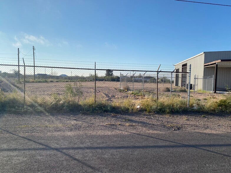 More Photos Of 852 W 31st St, Monahans Warehouse For Lease