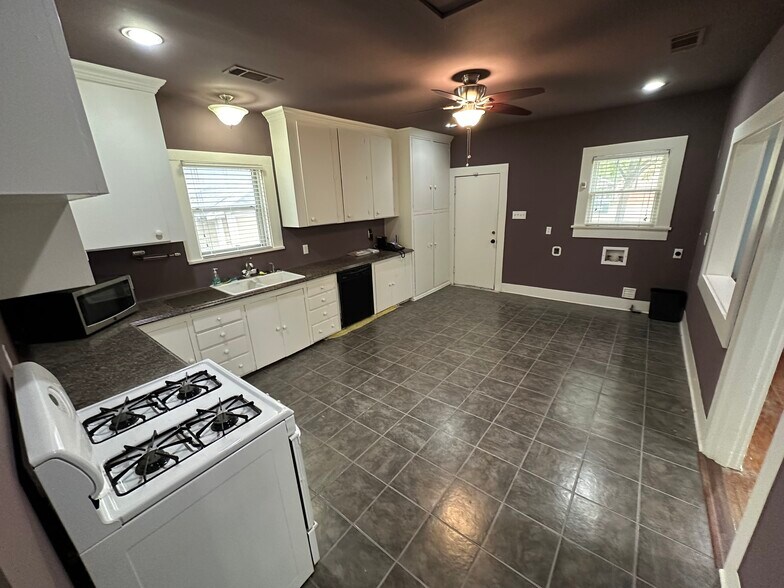 More Photos Of 1014 N Elm St, Denton Office Residential For Lease