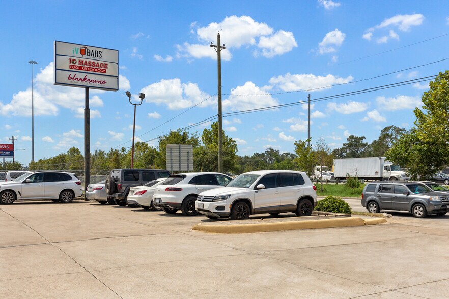 More Photos Of 831 North Loop W, Houston Storefront For Lease