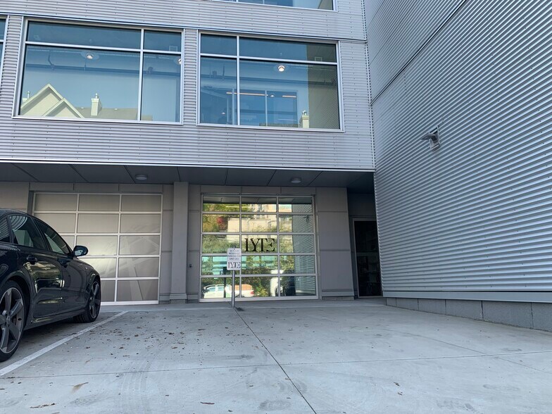 More Photos Of 350 Esplanade E, North Vancouver Warehouse For Lease