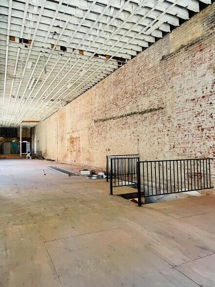 More Photos Of 327 S Broadway, Los Angeles Restaurant For Lease