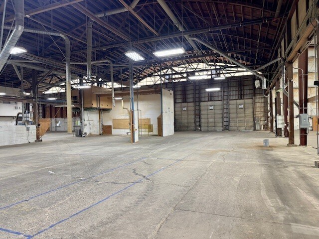 More Photos Of 10 N Seneca Rd, Eugene Manufacturing For Lease