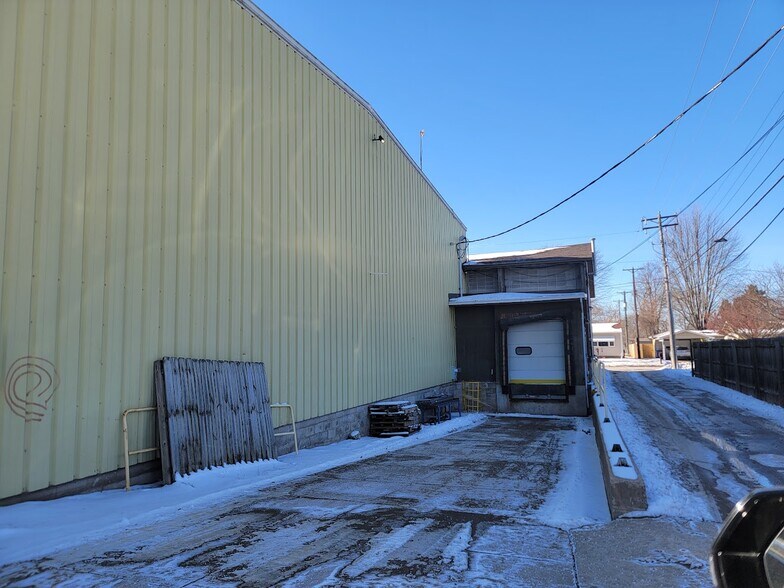 More Photos Of 3658 W 6th St, Goodview Industrial For Lease