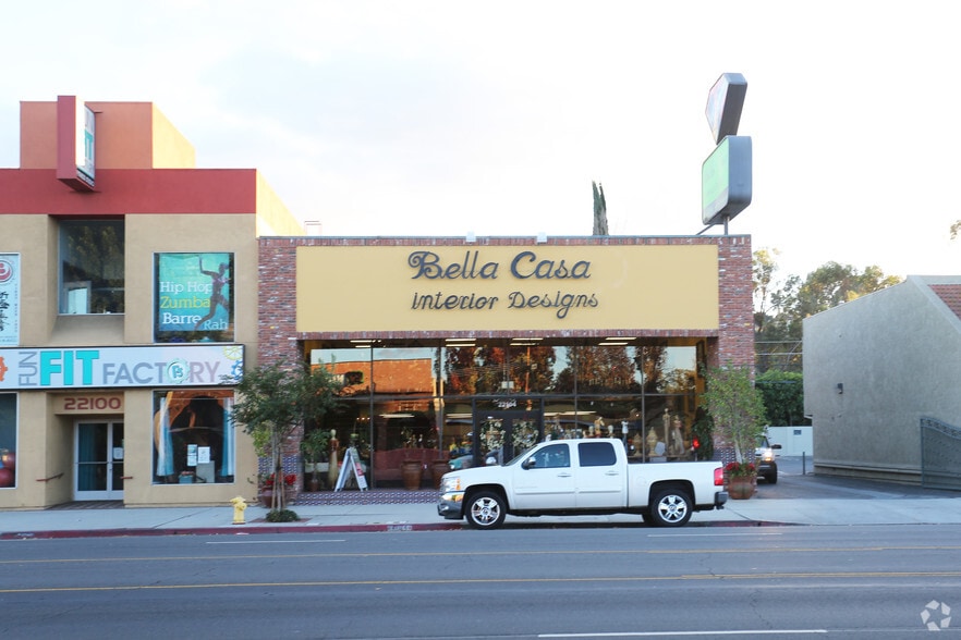 More Photos Of 22104 Ventura Blvd, Woodland Hills Storefront For Lease