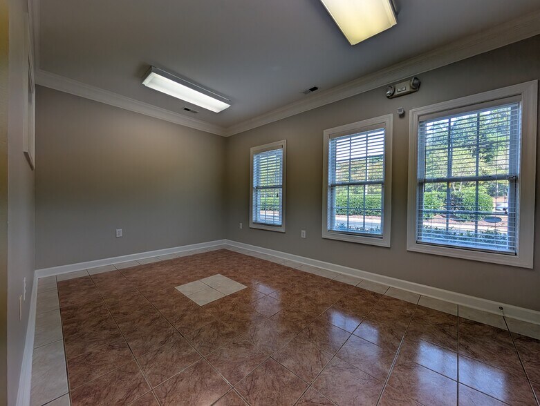 More Photos Of 6511 Creedmoor Rd, Raleigh Office For Lease