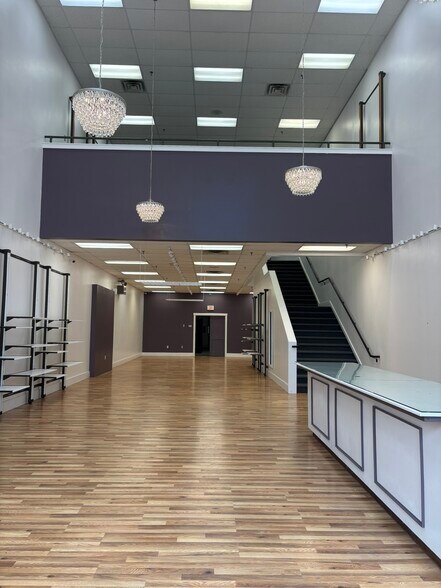 More Photos Of 9 Bow St, Freeport General Retail For Sale