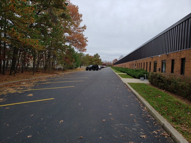 More Photos Of 175 Commerce Dr, Hauppauge Research And Development For Lease
