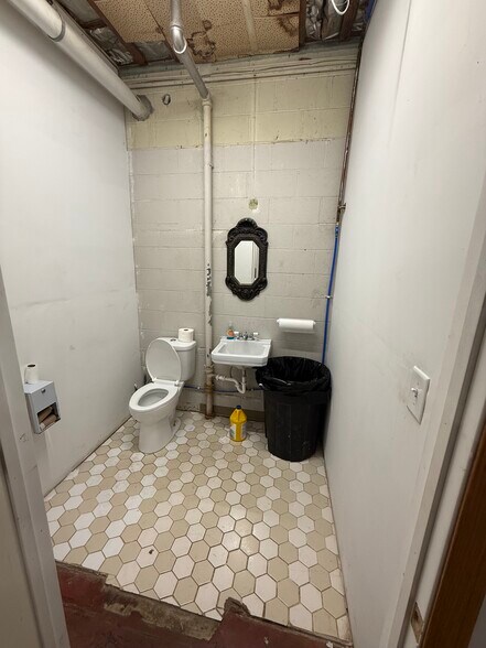 More Photos Of 1327 S Glenstone Ave, Springfield General Retail For Lease