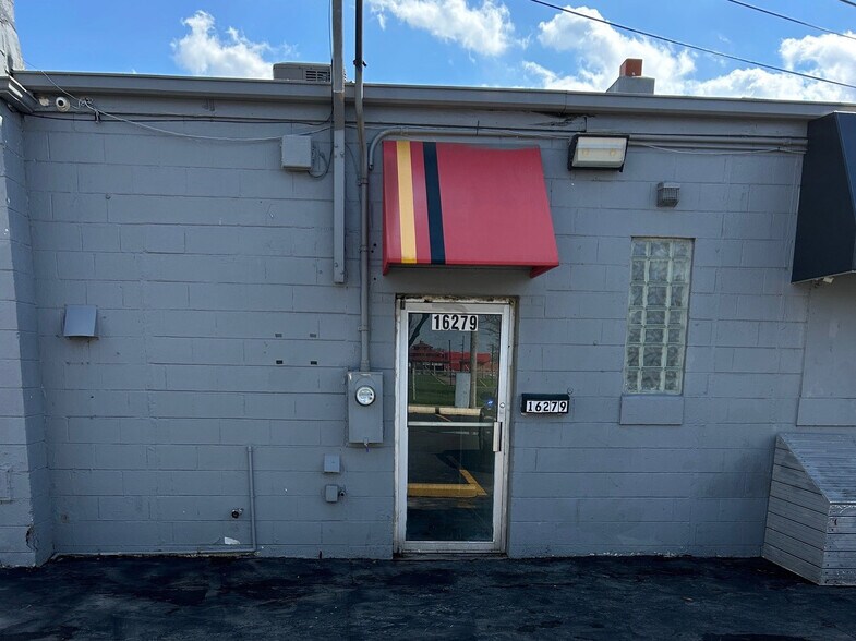 More Photos Of 16269-16279 E 11 Mile Rd, Roseville Restaurant For Lease
