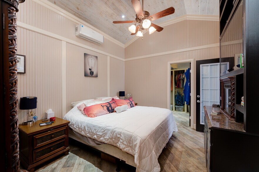 More Photos Of 4388 County Road 197, Alvin Specialty For Sale