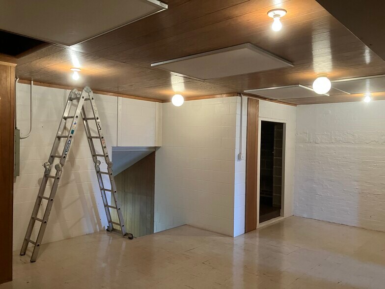 More Photos Of 211 W 1st St, Dixon General Retail For Sale