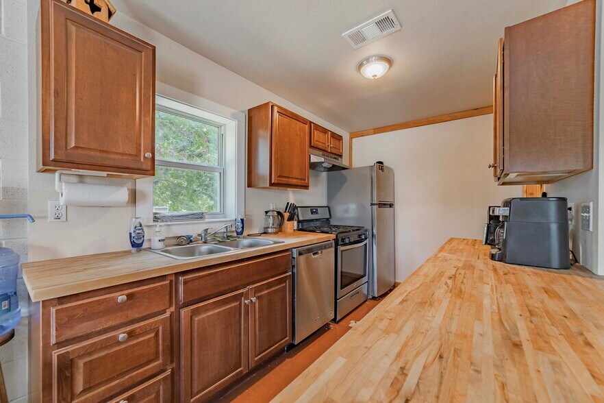 More Photos Of 95 Loma Ln, Fredericksburg Showroom For Sale