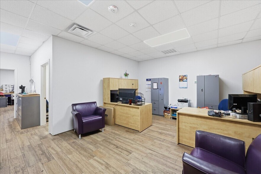 More Photos Of 3720 W Park Ave, Orange Flex For Sale