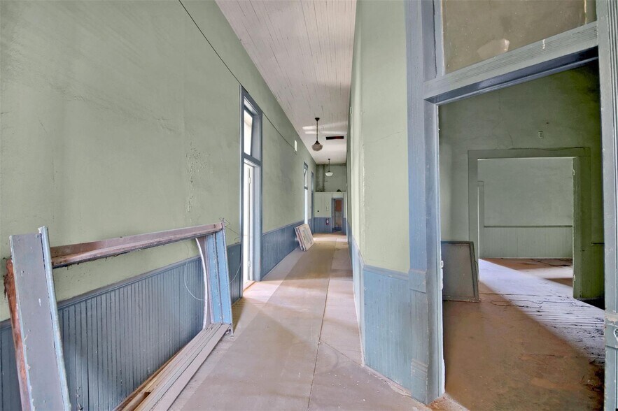 More Photos Of 401 N Main St, Taylor Storefront Retail Office For Sale