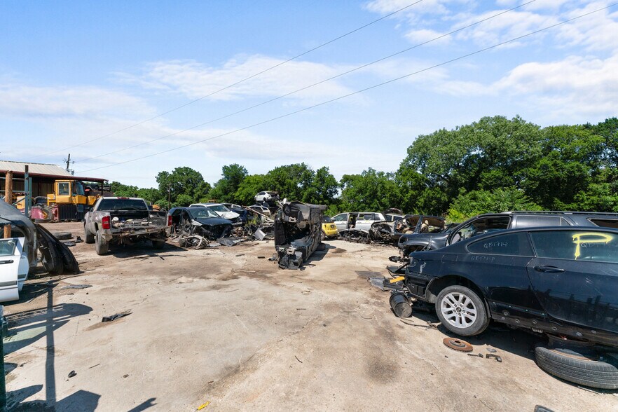 More Photos Of 10466 Central Expy, Dallas Auto Salvage Facility For Sale