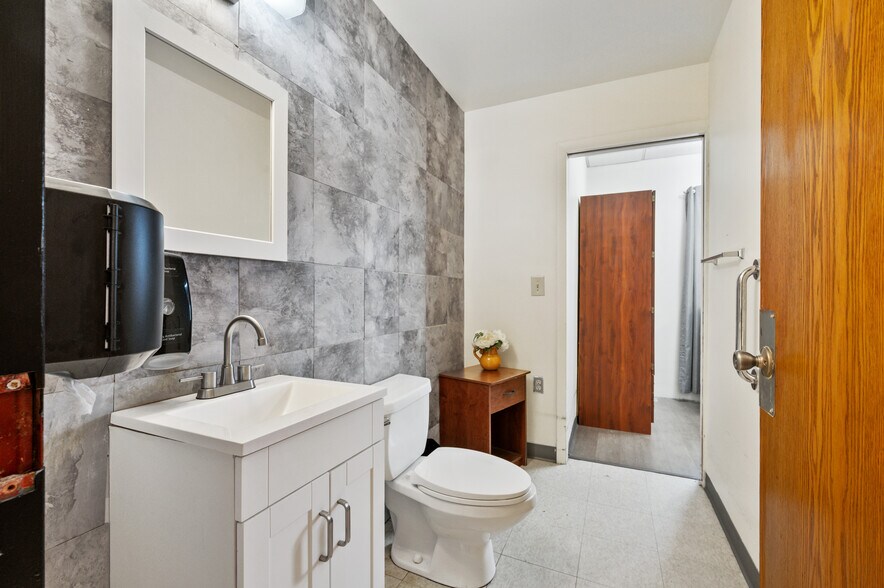 More Photos Of 123 Hamilton Ave, Turtle Creek Healthcare For Sale