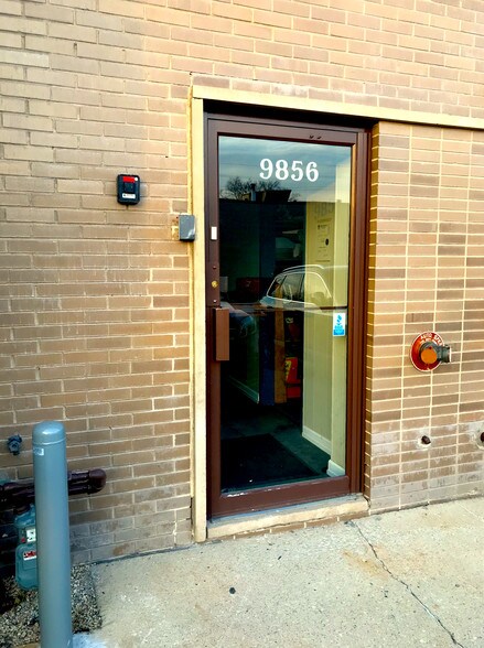 More Photos Of 9856 Derby Ln, Westchester Warehouse For Lease