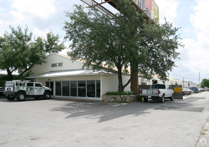 More Photos Of 8926 Broadway, San Antonio Service For Sale