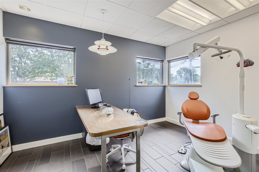 More Photos Of 1818 W Mountain View Ave, Longmont Office For Sale