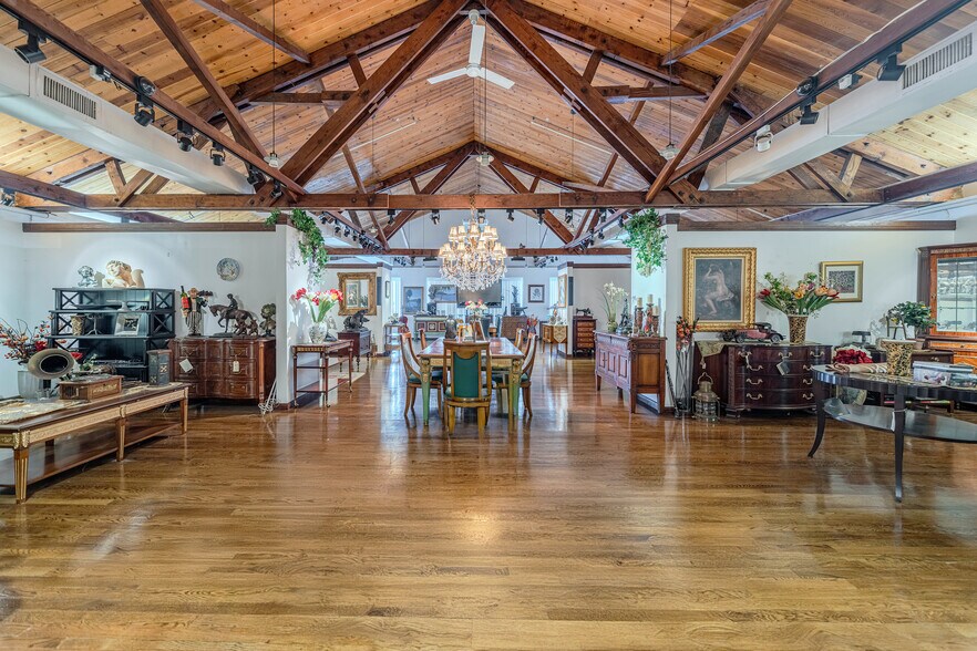 More Photos Of 560 Main St, Fort Lee Freestanding For Sale