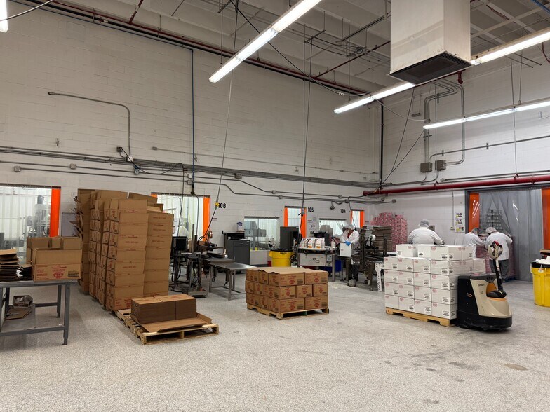 More Photos Of 3940 Porett Dr, Gurnee Manufacturing For Sale