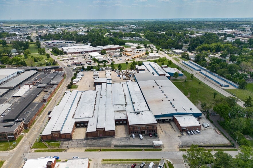 More Photos Of 1100 E Bell St, Bloomington Manufacturing For Lease