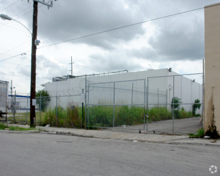 More Photos Of 1370-1380 NW 22nd St, Miami Warehouse For Lease