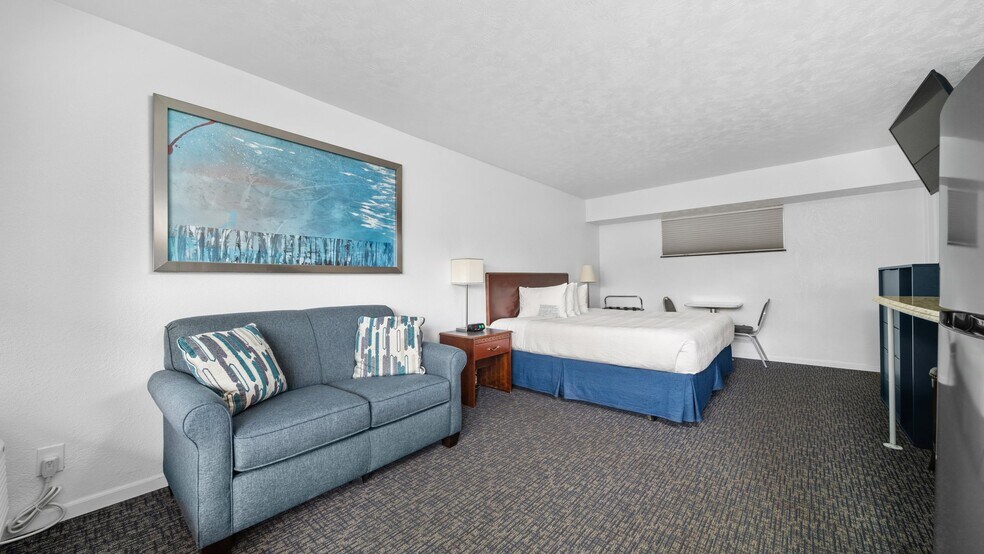 More Photos Of 1010 E Front St, Traverse City Hotel For Sale