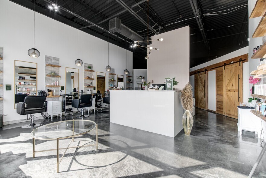 More Photos Of 845 Boul De Périgny, Chambly Storefront For Sale