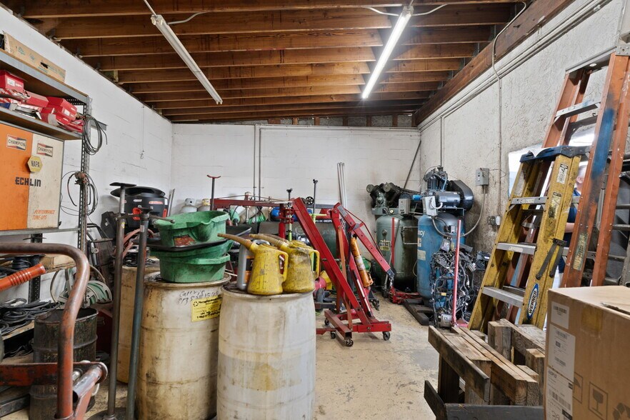 More Photos Of 6826 Ridge Rd, Port Richey Auto Repair For Sale
