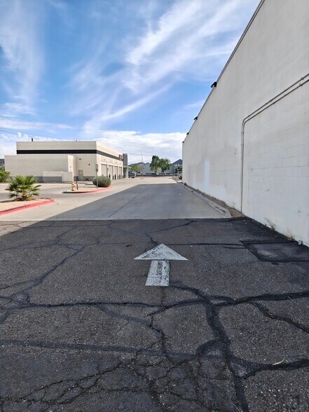 More Photos Of 3216 E Cactus Rd, Phoenix Freestanding For Lease