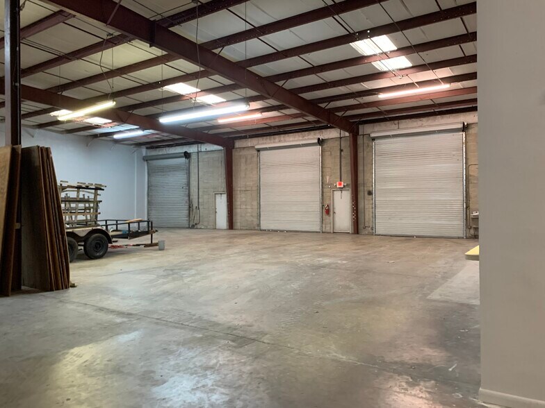 More Photos Of 237 Interstate Blvd, Sarasota Warehouse For Lease