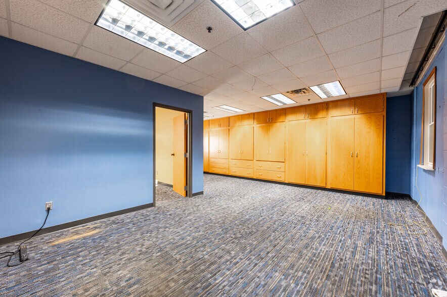 More Photos Of 4201 W Morris St, Indianapolis Service For Lease
