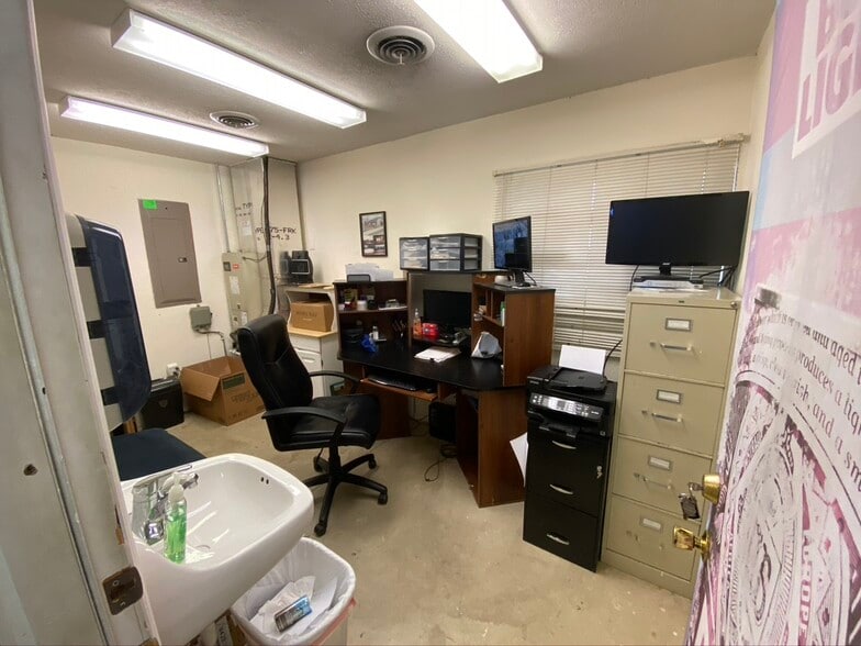 More Photos Of 1265 S Dorset Rd, Troy Freestanding For Sale