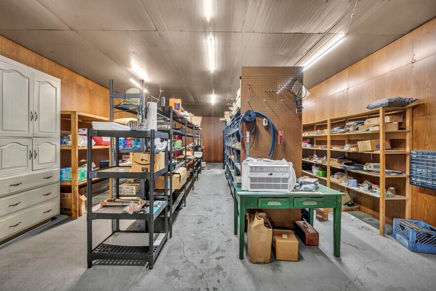 More Photos Of 4085 Herner County Line Rd, Southington Showroom For Sale