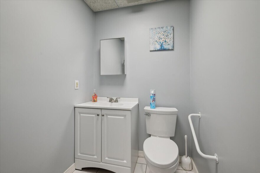 More Photos Of 495 Union Ave, Middlesex Medical For Lease