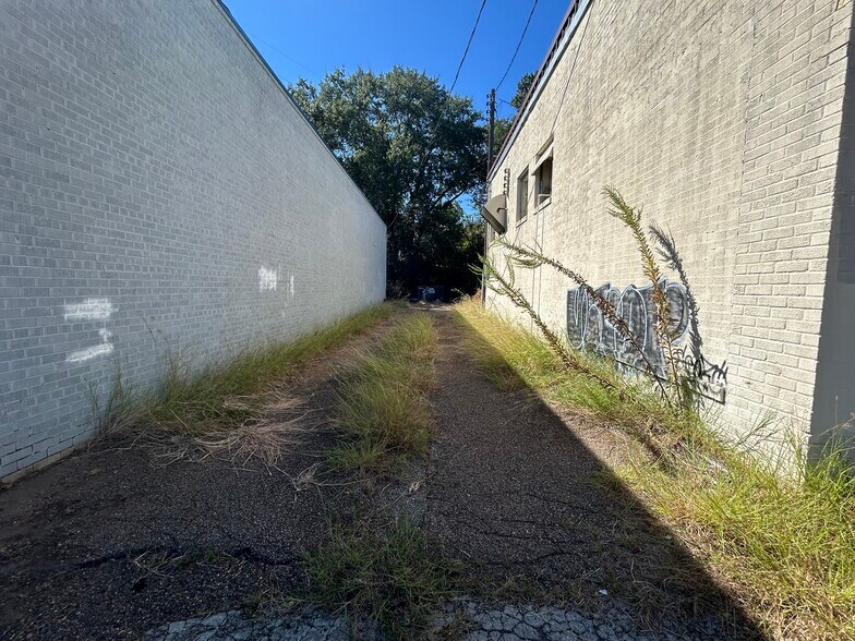 More Photos Of 121 S Glenwood Blvd, Tyler Storefront For Sale