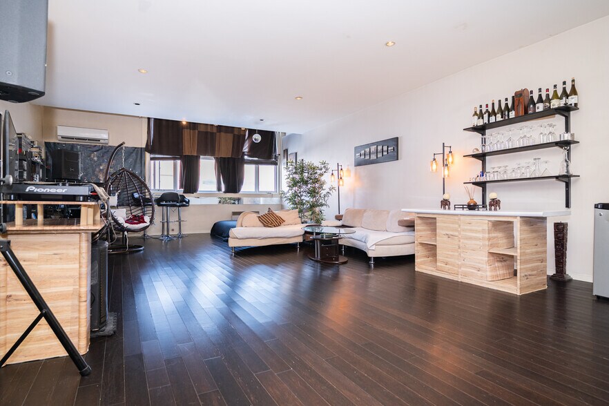 More Photos Of 6982-6984 Saint-Hubert Rue, Montréal Storefront Retail Residential For Sale