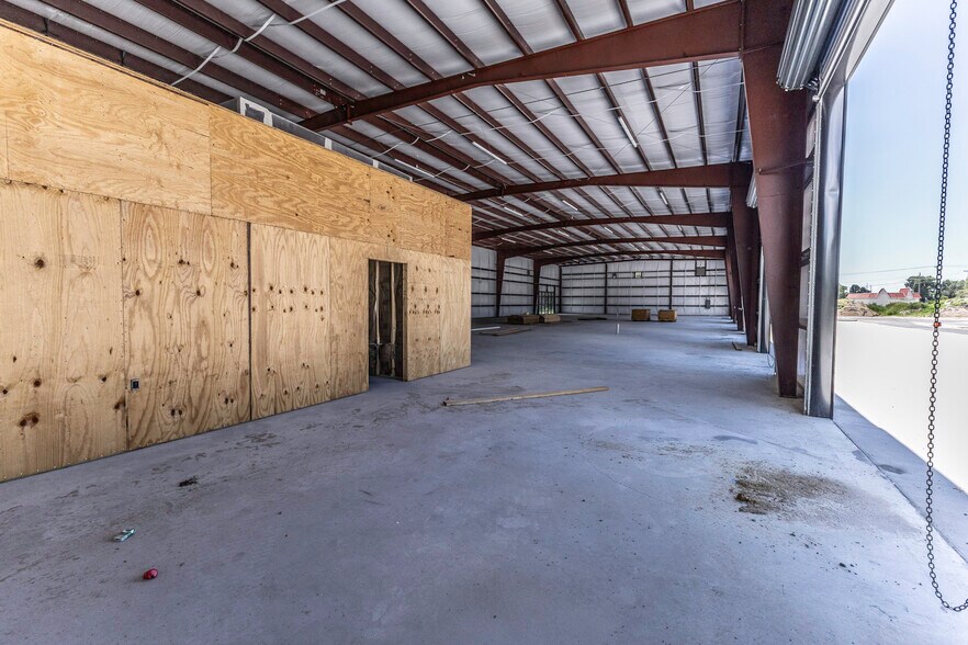 More Photos Of 3023 E C 48, Center Hill Warehouse For Sale
