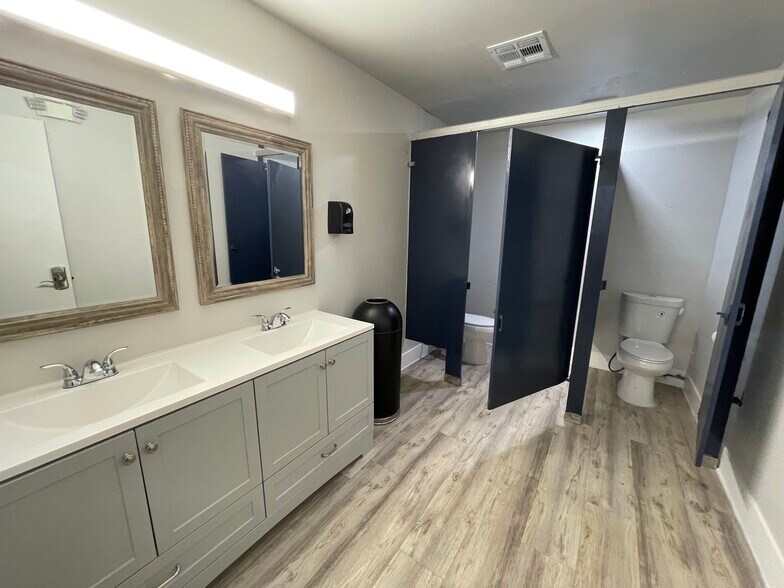More Photos Of 201 E Main St, Leesburg Self Storage For Lease