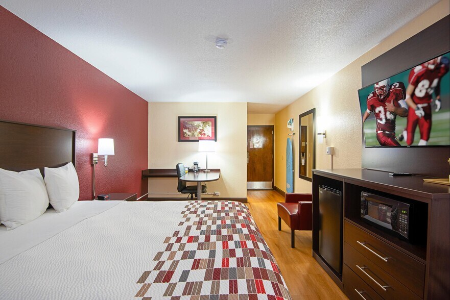 More Photos Of 501 Northland Dr, Cameron Hotel For Sale