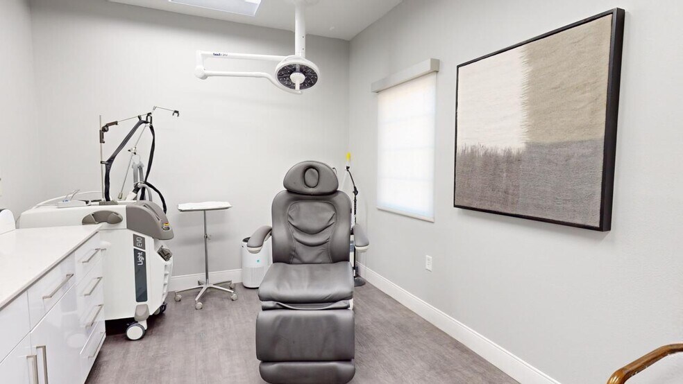 More Photos Of 85 Bay Bridge Dr, Gulf Breeze Medical For Sale