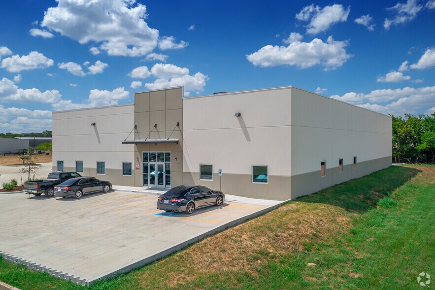 More Photos Of 176 Enterprise Pkwy, Boerne Unknown For Lease