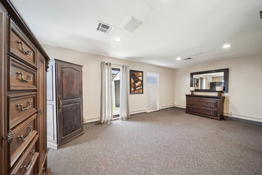 More Photos Of 4434-4437 S 74th Ave, Tulsa Warehouse For Sale