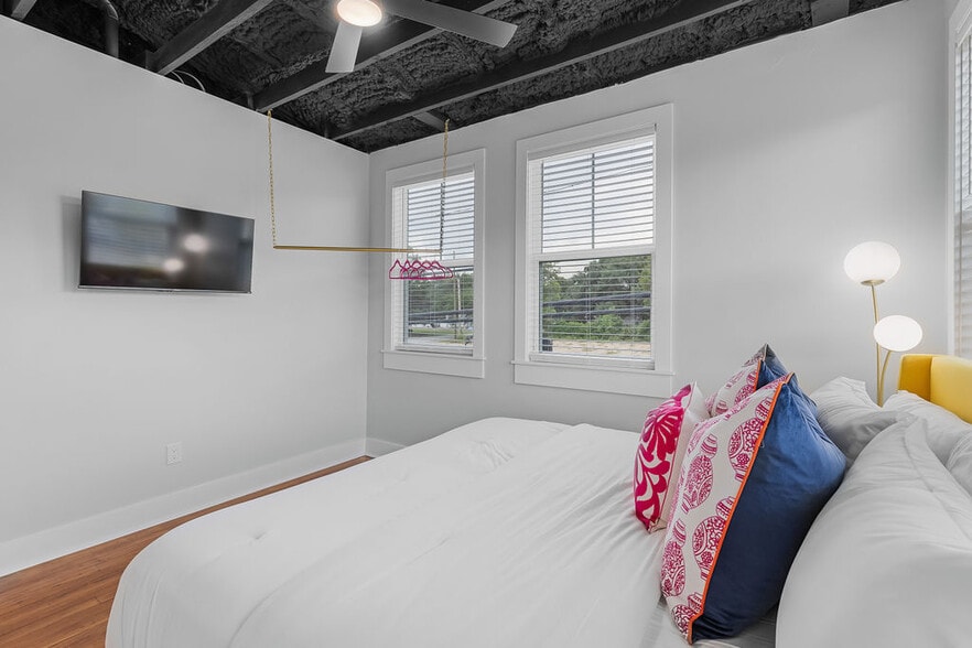 More Photos Of 156 Camellia St, Biloxi General Retail For Sale