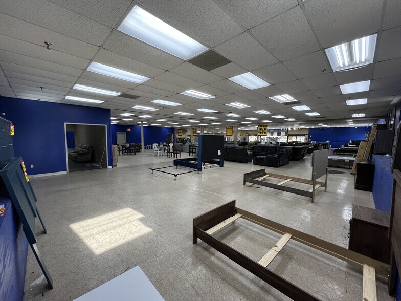 More Photos Of 2210 Commerce Point Dr, Lakeland Showroom For Lease