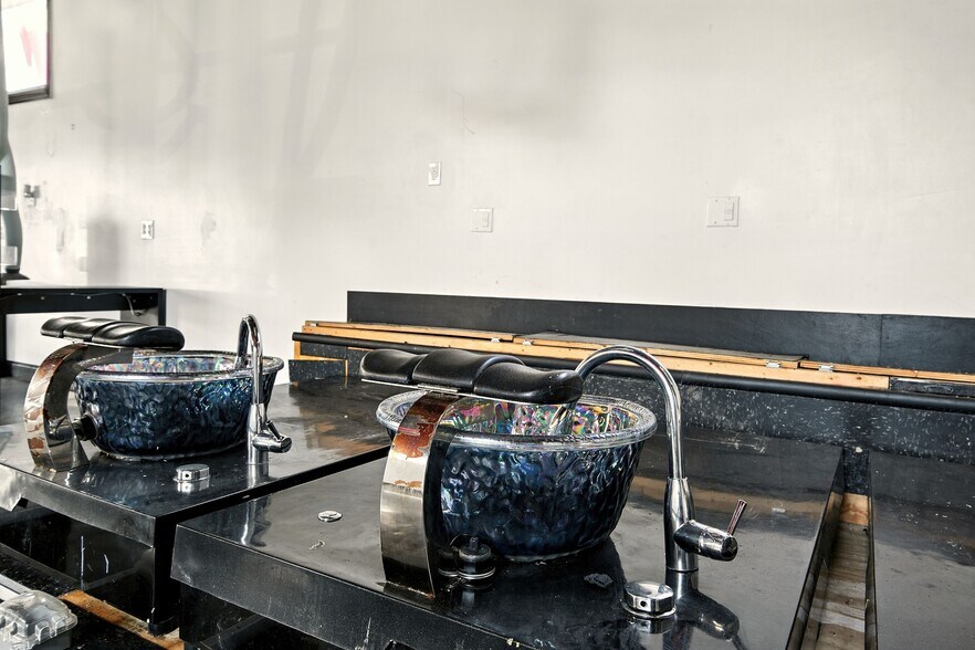 More Photos Of 8235 W 8 Mile Rd, Detroit Storefront For Sale