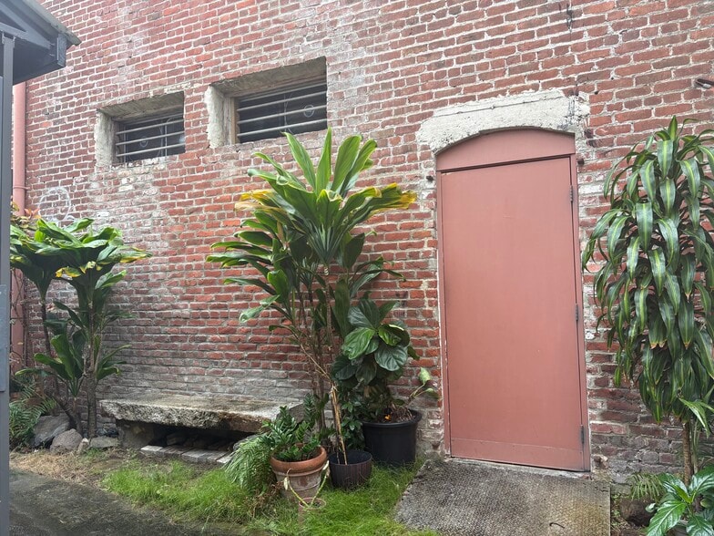 More Photos Of 40 N Hotel St, Honolulu Restaurant For Lease